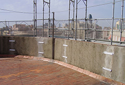 Rehabilitación de fachada - andamios sobresaliendo de cubierta